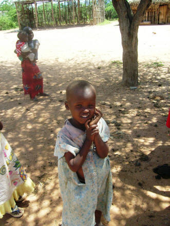 Un bambino samburu nel suo villaggio
