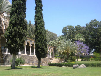 … il il giardino che circonda la Basilica 