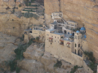 … il deserto di Giuda: incastonato, il monastero di San Giorgio in Kotziba