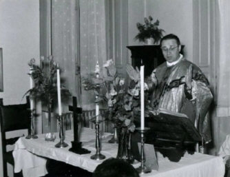 Nella nostra comunità da sempre il percorso di iniziazione cristiana è andato oltre la tradizione: in questa foto del 1964 una delle prime “Messe in famiglia”...