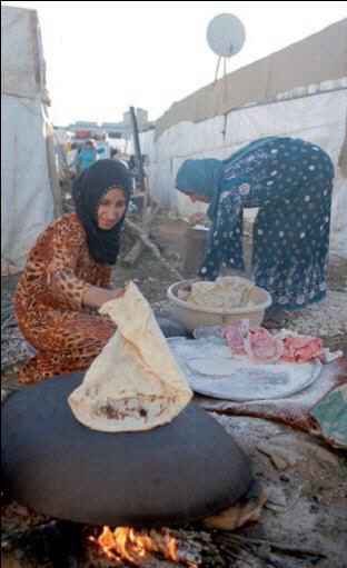 Donne siriane tra le tende del campo profughi a Zahle, Bekaa valley, Libano.  Caritas Internationalis/Matthieu Alexandre