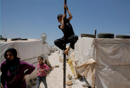 Gioco di bimbi siriani in un campo profughi a Zahle, Bekaa valley in Libano.  Caritas Internationalis/Matthieu Alexandre 