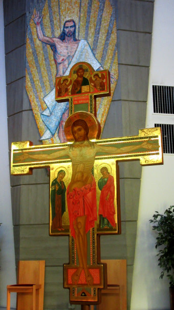 Licona del Crocefisso, opera di Giorgio Benedetti (2015. Guardandola dal lato destro della chiesa, alle sue spalle c il mosaico del Risorto